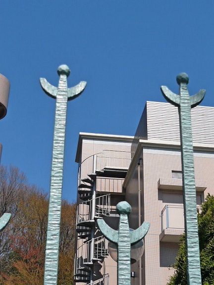 こころが元気な日は鉄柵さえも「万歳」してるように見えるんですね。今日は昨夜からちょっとブルー気味なんですが、明日からまた頑張ろっと。