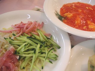 トマトとふわふわ卵の中華麺