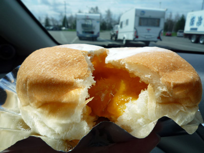 かぼちゃプリンパンを割ってみる