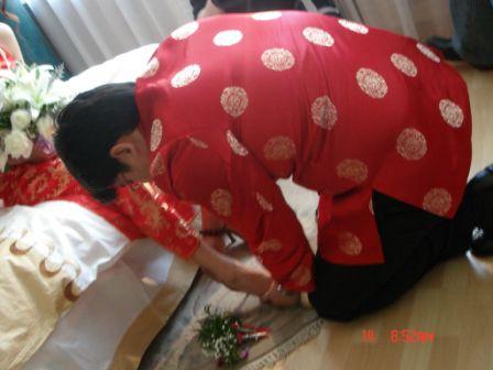 新郎は私に靴を履かせた