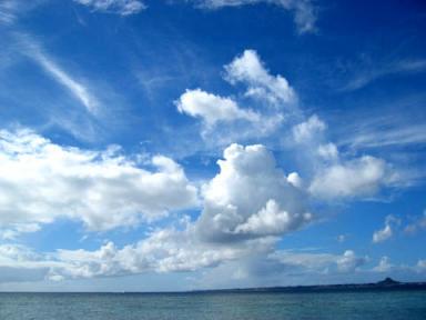 青い空　白い雲　沖縄の空