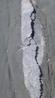 地震により盛り上がった道路