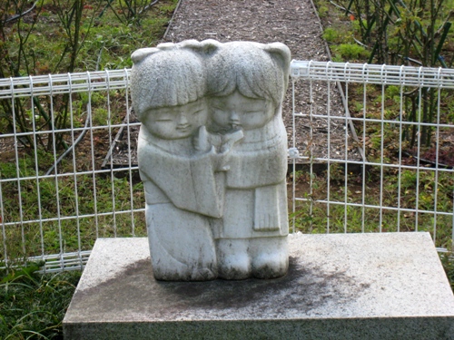 バラ園の姉妹像.jpg