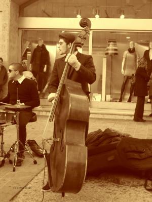 Aix-en-Peovence Street musician 2009