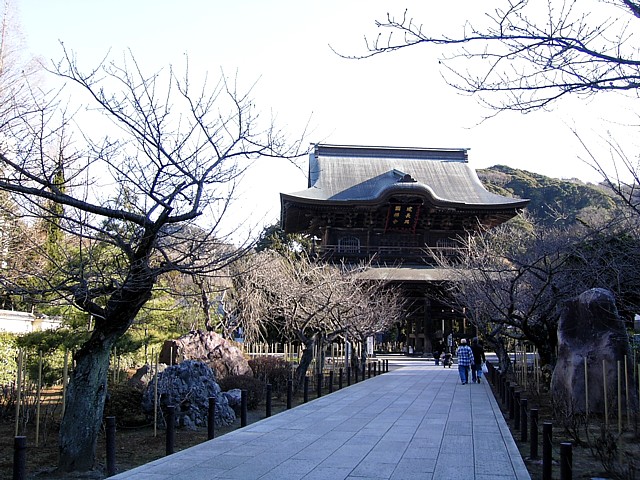 建長寺　総門から三門への道