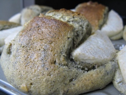 なし、くるみ、黒ゴマのマフィン