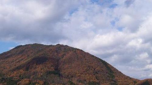 但馬の山と空