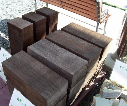 カットしてあるまくら木