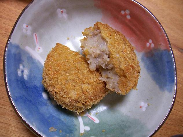 揚げたてコロッケを割ってみました。ホクホクです♪