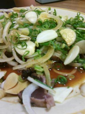 スライス生にんにくをタップリかけたカツオのたたきにしょうきやのポン酢.JPG