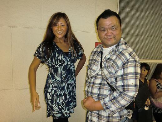 ミス関西ボディフィットネスの新井 敬子選手と久保専務.JPG