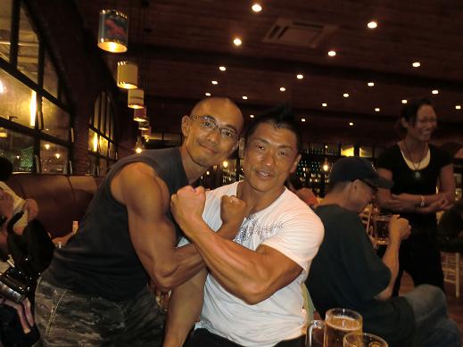元プロボクサーからコンテストビルダーへと異色の経歴の先輩、椿さんとボクシングの調印式風にポーズ.JPG