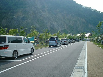 オープンサイト横の道路