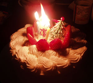 ろうそくを点けたケーキ