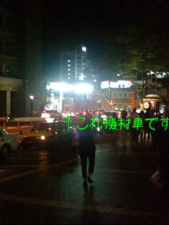 会場前を走る機材車