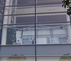 会場に着いて見上げたら、グッズ売り場が見えた。( ´艸｀)ﾑﾌﾟﾌﾟ