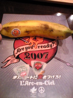 生の状態のバナナと、ピック2個