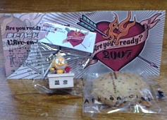 チケット、携帯ストラップ、頂き物のクッキー