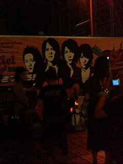 ライブ終了後、その３．会場前に機材車が・・。