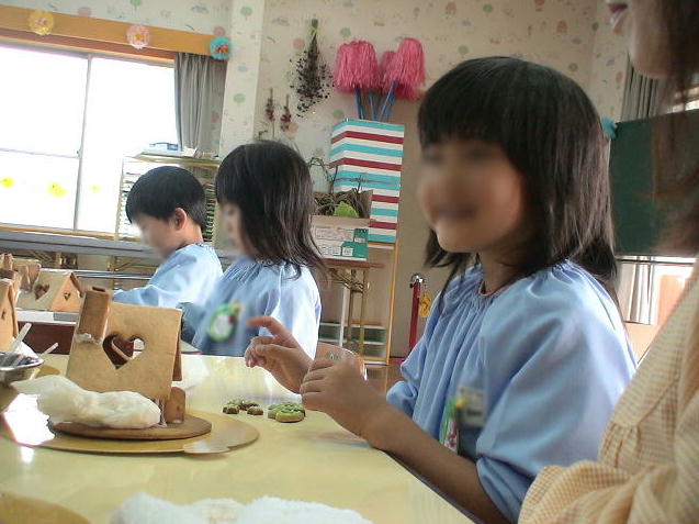 10幼稚園でお菓子の家作り　楽しそうsssss.jpg