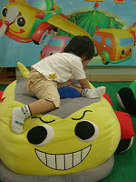 缶バッジの撮影風景１