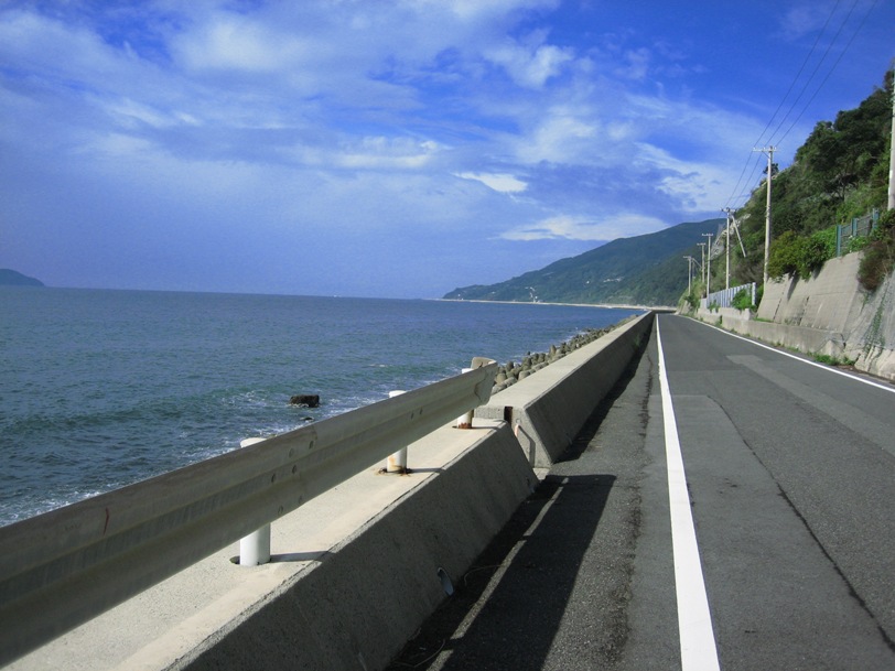 どこまでも続く海沿いの快走路（県道７６号）