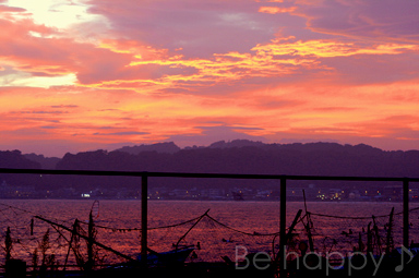 材木座海岸、8月1日18時半頃の夕景。ありえない鮮やかな朱に染まる空