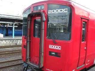 由布院駅　赤の電車.jpg