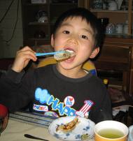 餃子を食う５歳児