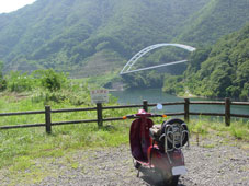 塩川ダム湖畔