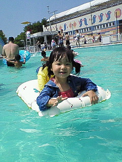 プールでぷかぷか.jpg
