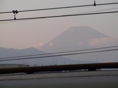 SS 　新幹線三島駅から見た霞んだ富士山