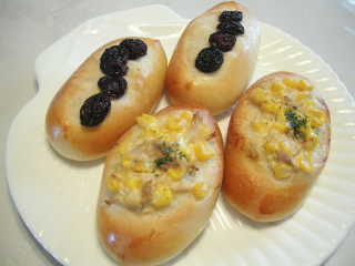 ツナコーンパンとレーズン(巨砲)パン