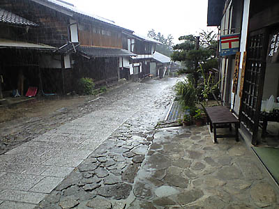 雨の馬籠宿.JPG