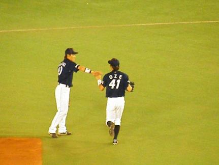 090818　山崎選手とハイタッチして守備位置へ・・・