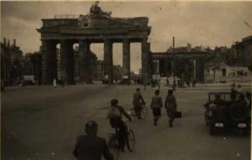 BrandenburgGateBerlin1945.jpg