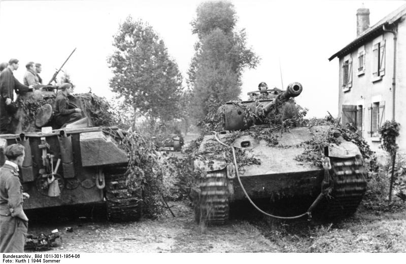 Bundesarchiv_Bild_101I-301-1954-06,_Nordfrankreich,_Panzer_V_(Panther)_in_Ortschaft.jpg