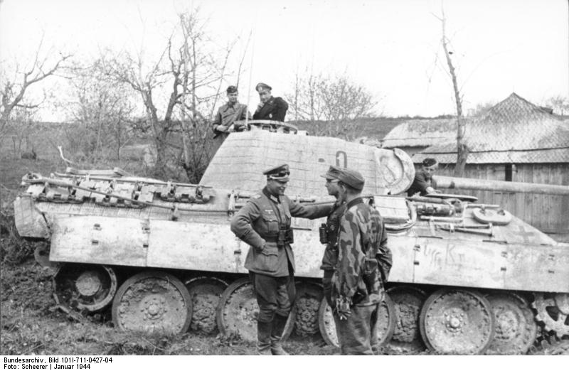Bundesarchiv_Bild_101I-711-0427-04,_Oberst_Karl_Lorenz_vor_Panzer_V__Panther_.jpg