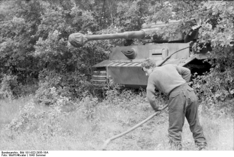 Bundesarchiv_Bild_101I-022-2935-18A,_Russland,_getarnter_Panzer_VI__Tiger_I_.jpg