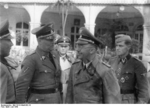 Bundesarchiv_Bild_101III-Weill-062-18__Luxemburg__Himmler_mit_Offizieren_der_Waffen-SS.jpg
