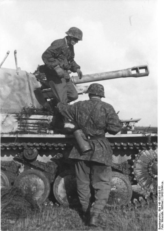 Bundesarchiv_Bild_146-1983-003-15,_Panzerhaubitze__Wespe_.jpg