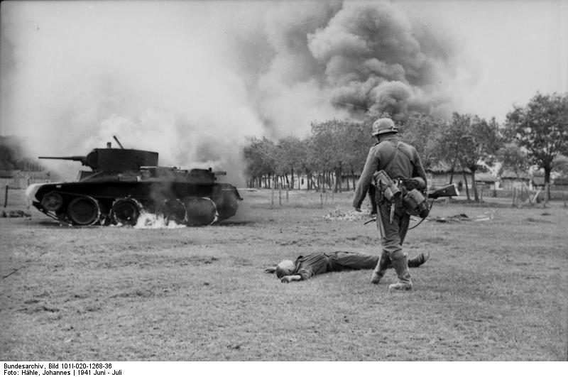 Bundesarchiv_Bild_101I-020-1268-36,_Russland,_russischer_Gefallener,_Panzer_BT_7,.jpg