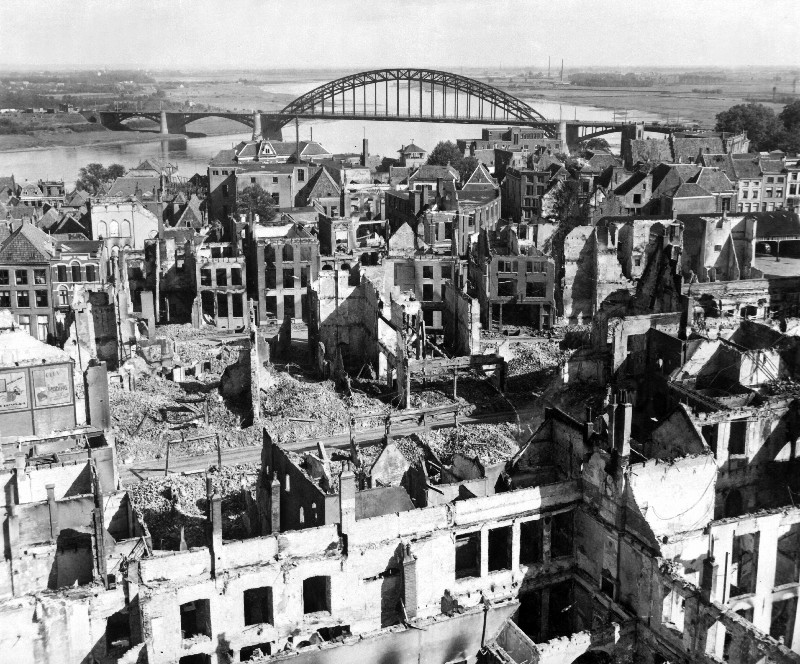 Market-Garden_-_Nijmegen_and_the_bridge.jpg