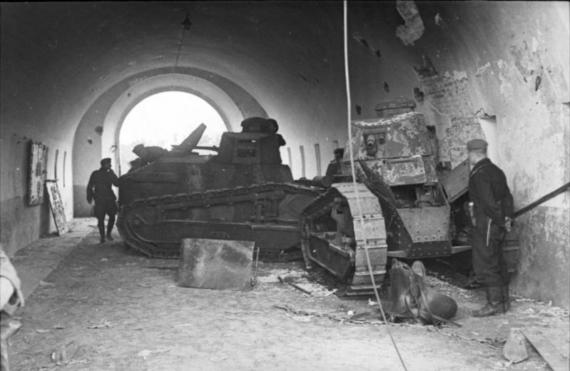 Bundesarchiv_Bild_101I-121-0007-24,_Polen,_polnische_Panzer_Renault_FT-17.jpg