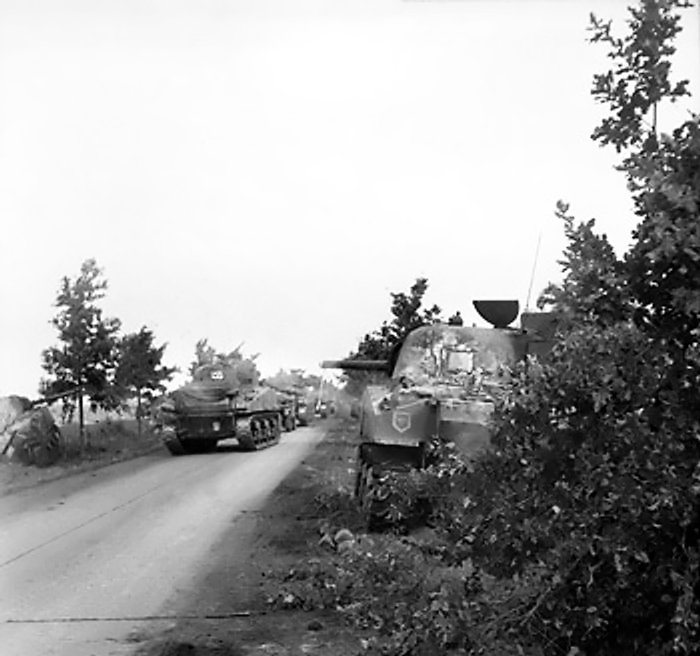 Sherman_tanks_of_the_Irish_Guards_Group.jpg