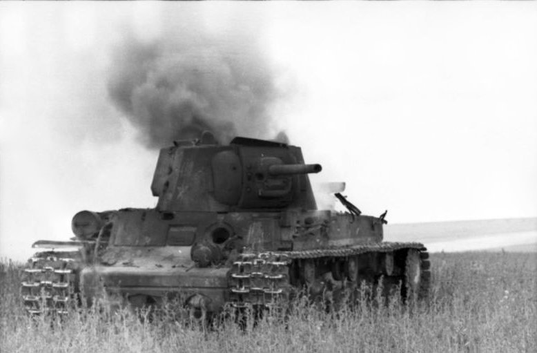 Bundesarchiv_Bild_101I-216-0412-07,_Russland,_brennender_russischer_Panzer_KW_1.jpg