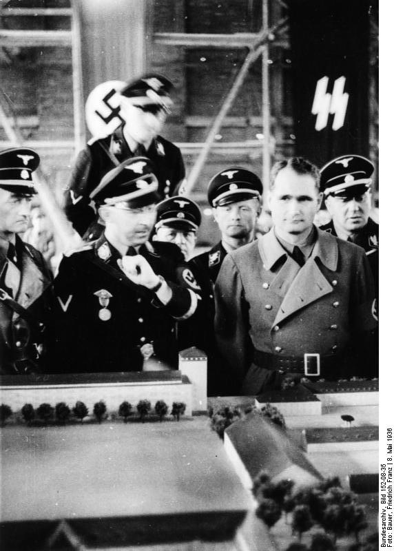Bundesarchiv_Bild_152-08-35,_Dachau,_Konzentrationslager,_Besuch_Himmlers.jpg