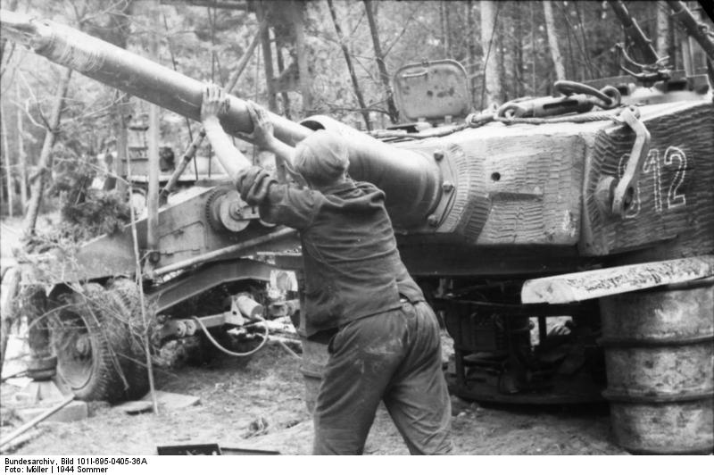 Bundesarchiv_Bild_101I-695-0405-36A,_Ostfront,_Reparatur_eines_Panzer_VI.jpg