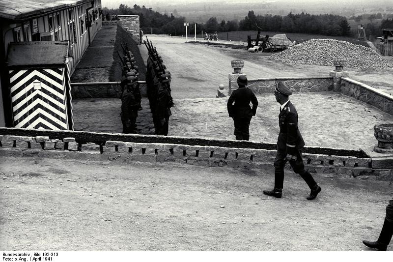 Bundesarchiv_Bild_192-313,_KZ-Mauthausen,_Himmlervisite.jpg