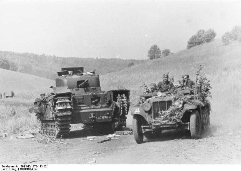 Bundesarchiv_Bild_146-1973-113-02,_Ungarischer_Panzer,_SS_in_PKW.jpg